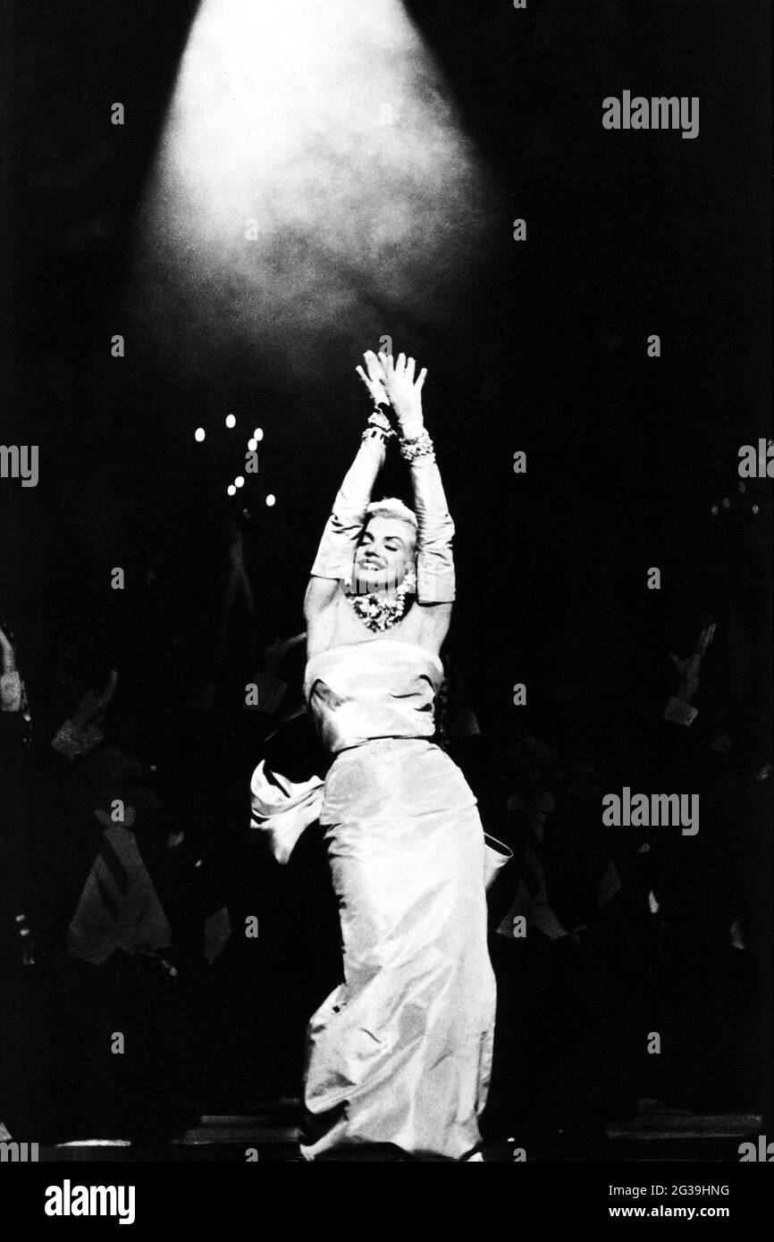 1953 , USA : The movie actress MARILYN  MONROE ( 1926 - 1962 ) in GENTLEMEN PREFER BLONDES ( Gli uomini preferiscono le bionde ) by Howard Hawks , from a play by Anita Loos , 20th Century Fox pubblicity still . Unknown photographer - DIAMONDS ARE GIRLS BEST FRIENDS - MOVIE - CINEMA - FILM - attrice cinematografica - gioiello - gioielli - diamante - diamanti - bijoux - diamond - diamonds - jewel - jewels - jewellery - collana - bracciale - braccialetto - bracelet - necklace - orecchini - orecchino - eardrops - raso - satin - danza - dance - musical - film musicale - blonde hair - bionda - blond Stock Photo