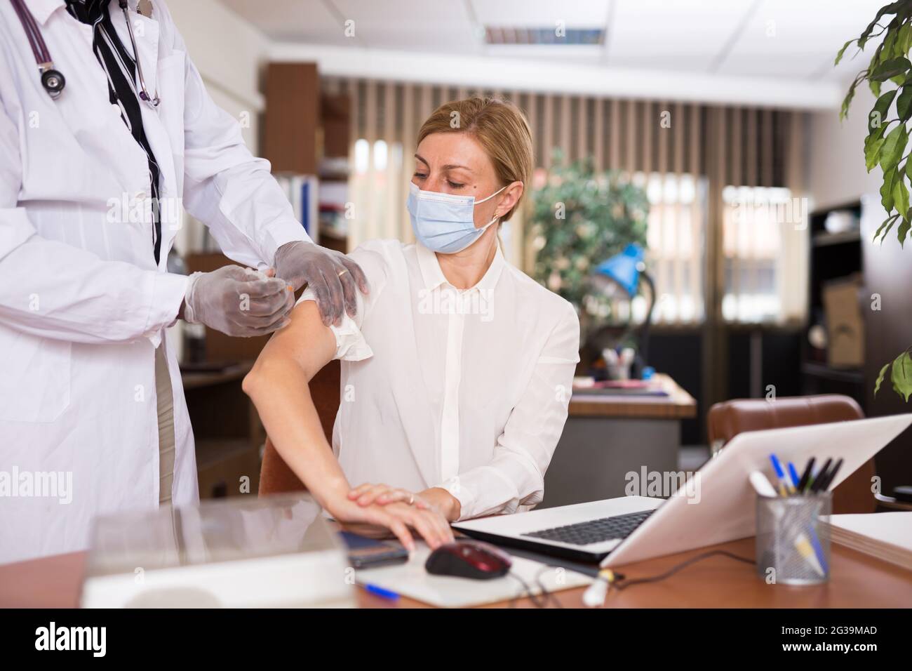 Giving injection african hi-res stock photography and images - Alamy