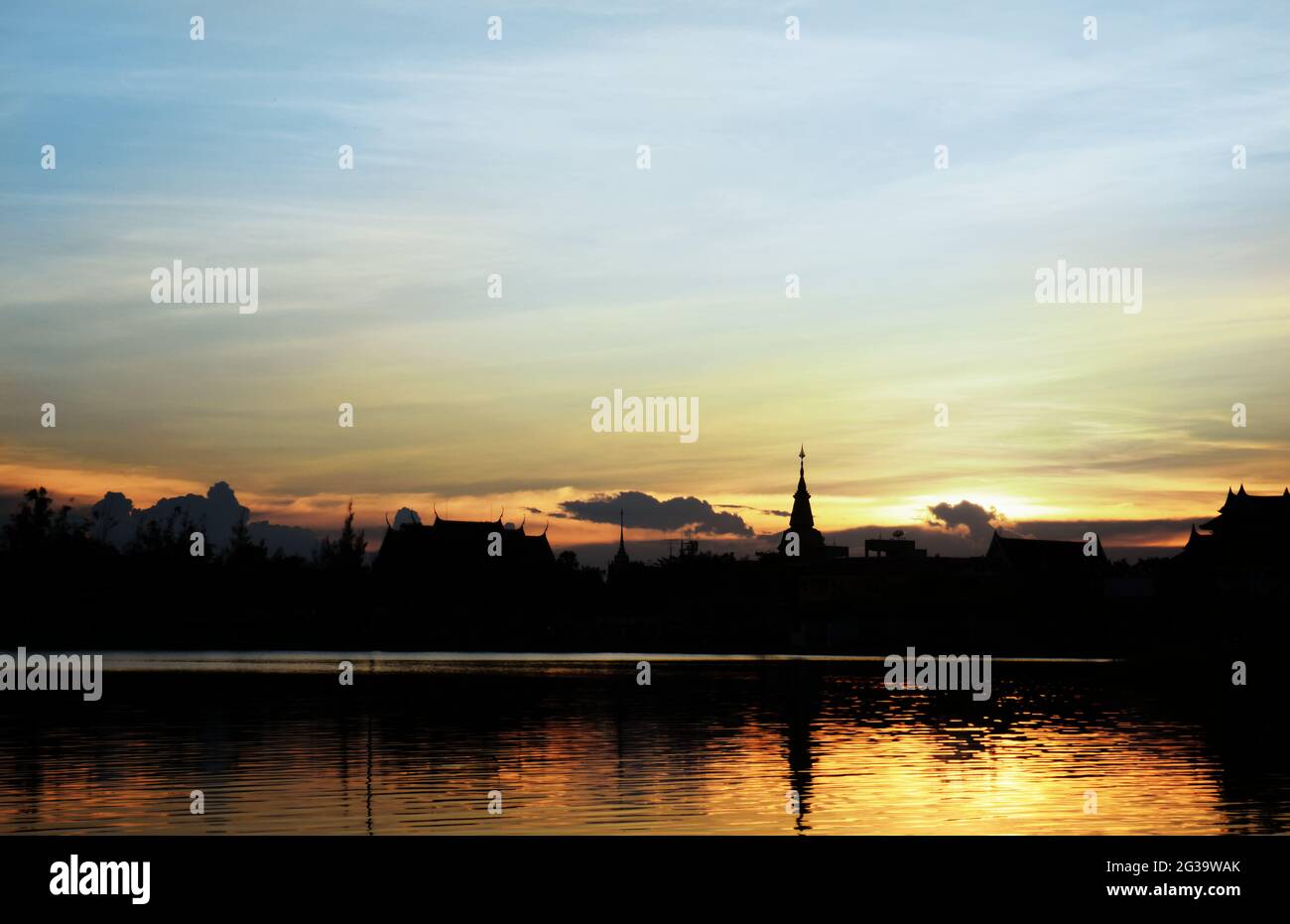 Yellow light reflected on river hi-res stock photography and images - Alamy