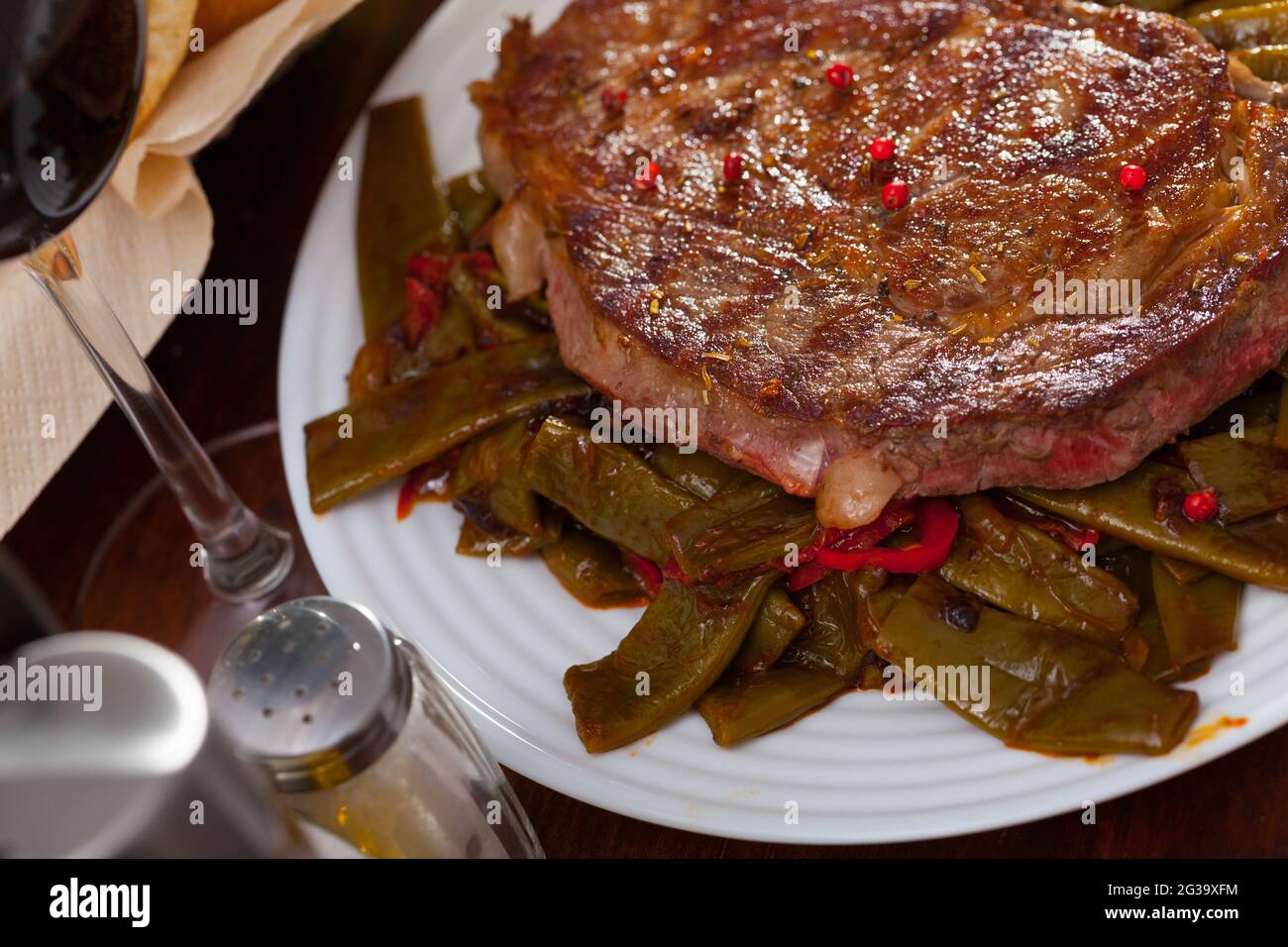 Beef entrecote with string beans and bell pepper Stock Photo Alamy
