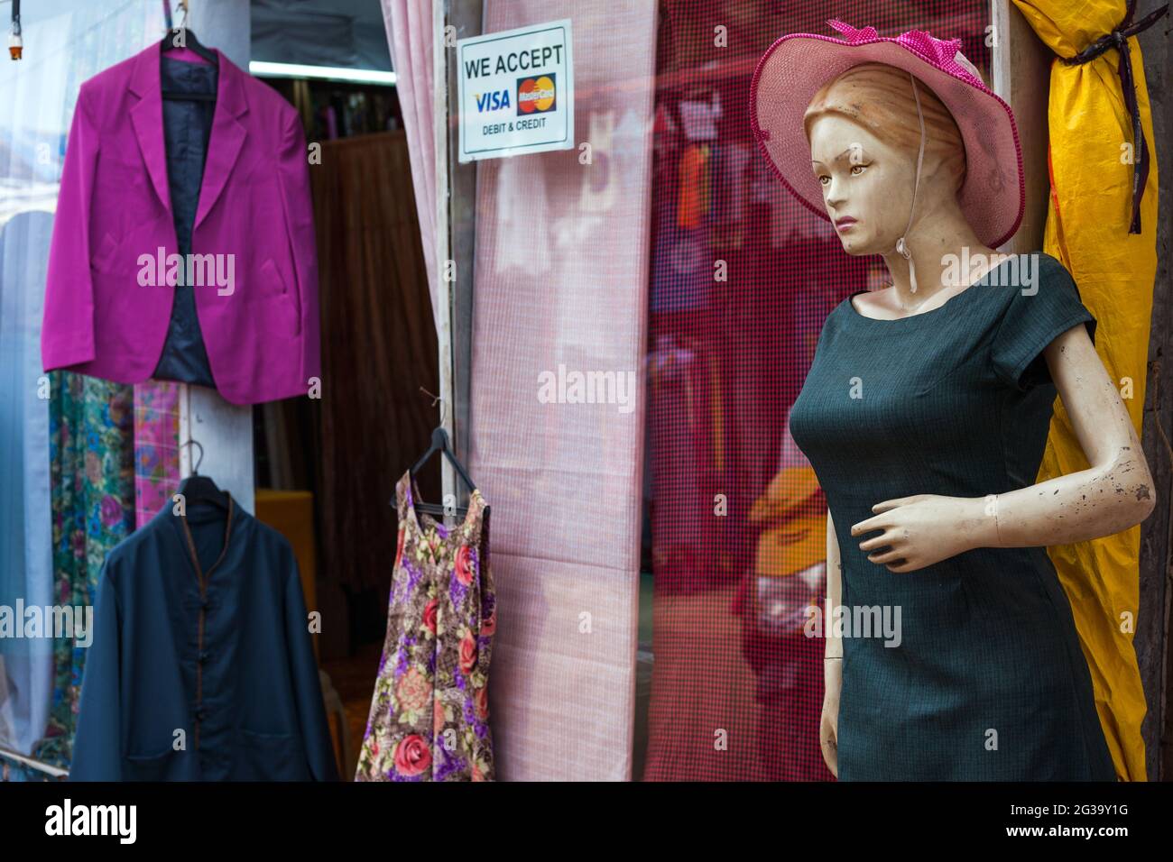 https://c8.alamy.com/comp/2G39Y1G/bizarre-face-on-clothes-mannequin-outside-clothing-store-patnem-goa-india-2G39Y1G.jpg