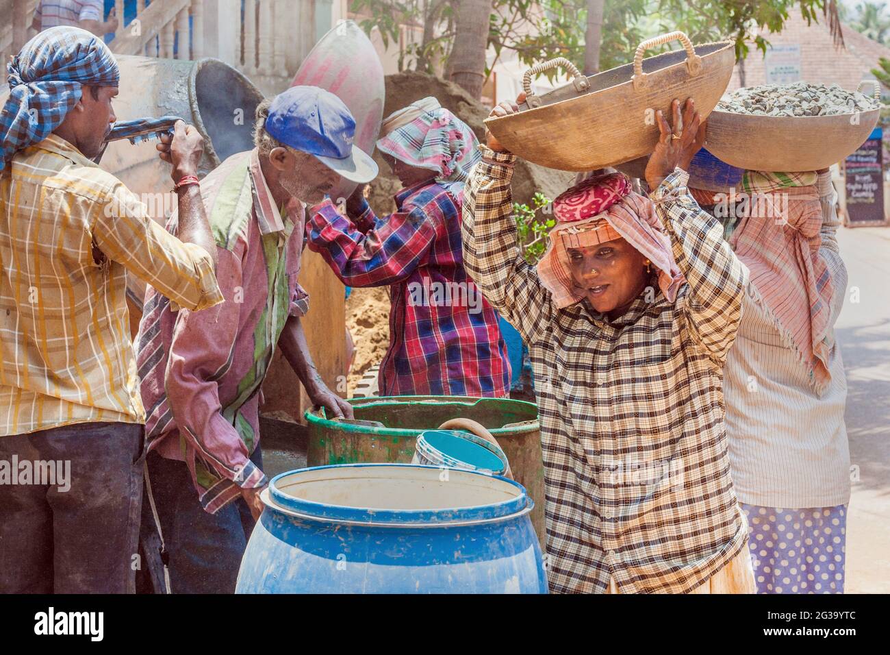 Heavy manual labour hires stock photography and images Alamy