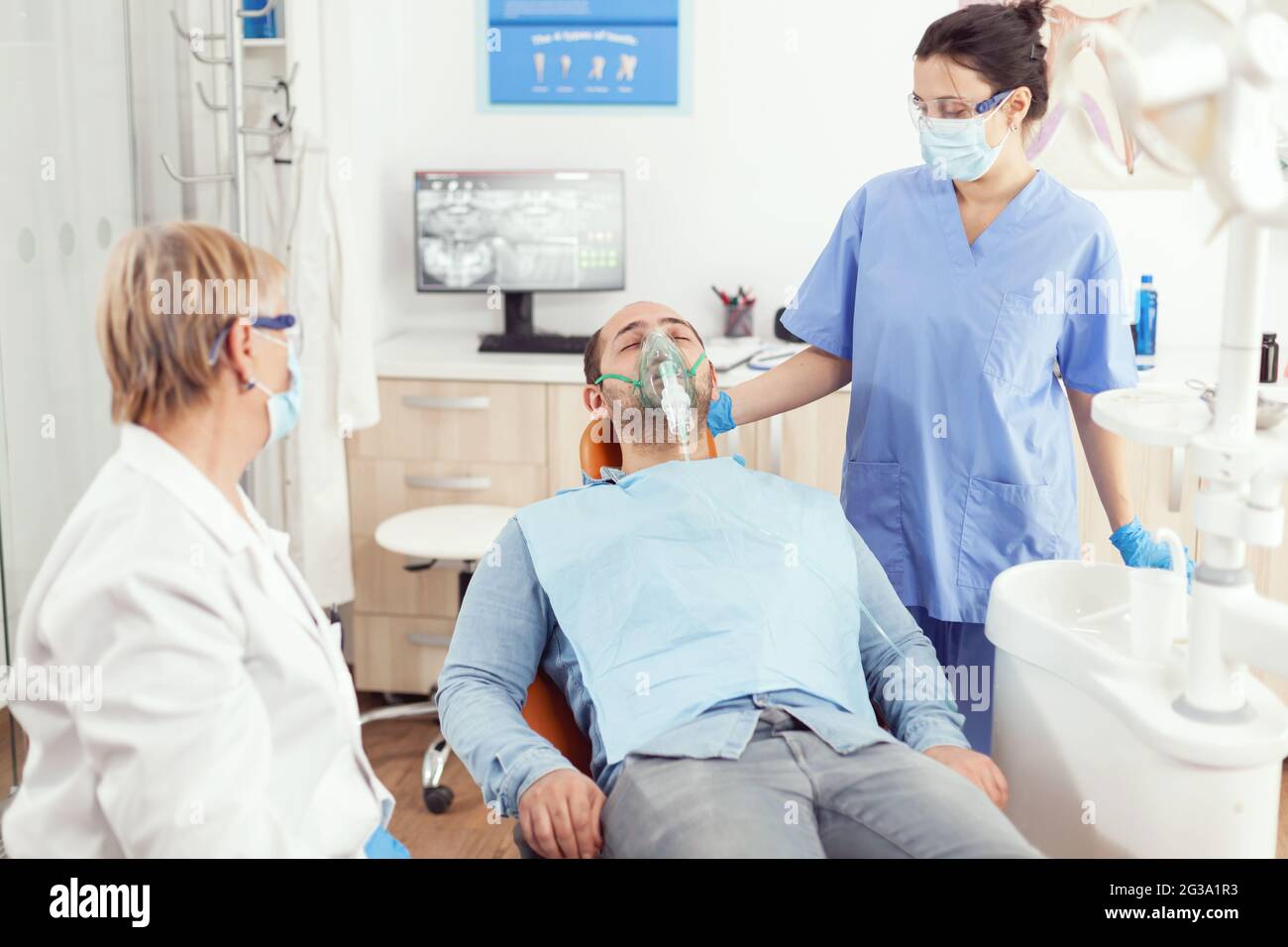 femelle médecin portant masque et gants suivant à patient sur dentaire  chaise avec bouche miroirs 27186408 Photo de stock chez Vecteezy