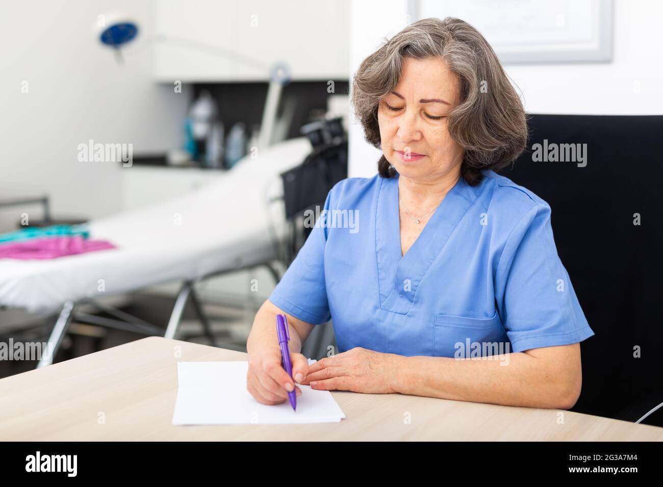 Patient Writing Nurse writing medical history on patient card Stock Photo - Alamy