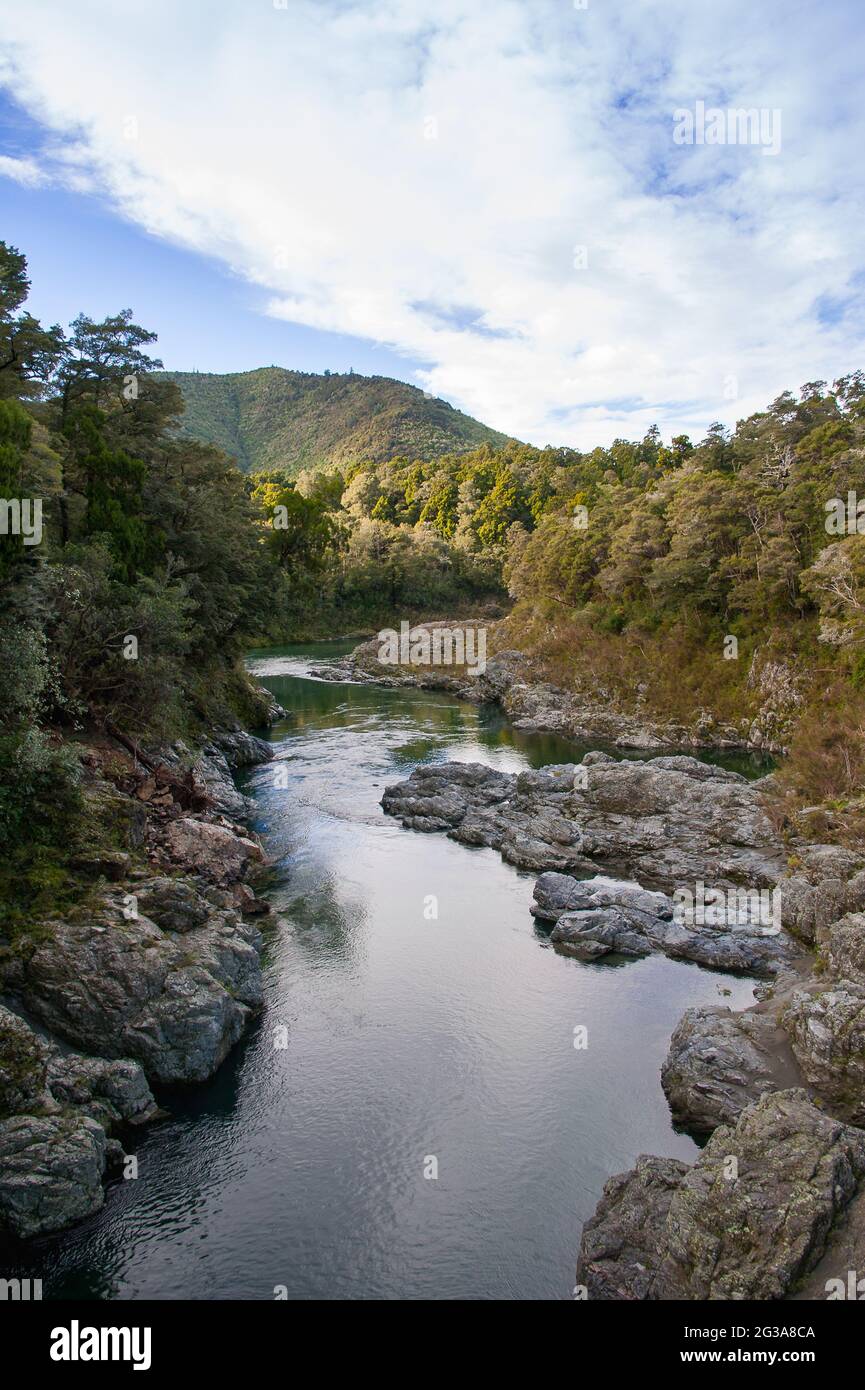 The Pelorus River near Havelock, New Zealand. Tranquil scene, clear water flowing through a rocky valley surrounded by forest and mountains Stock Photo