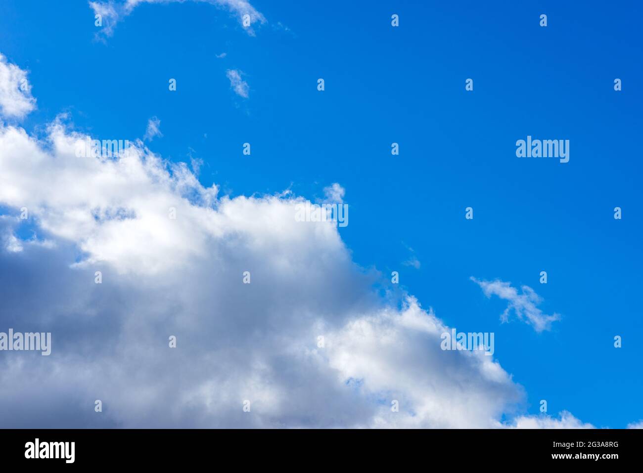 Dramatic blue sky with white cloud and clouds background Stock Photo ...