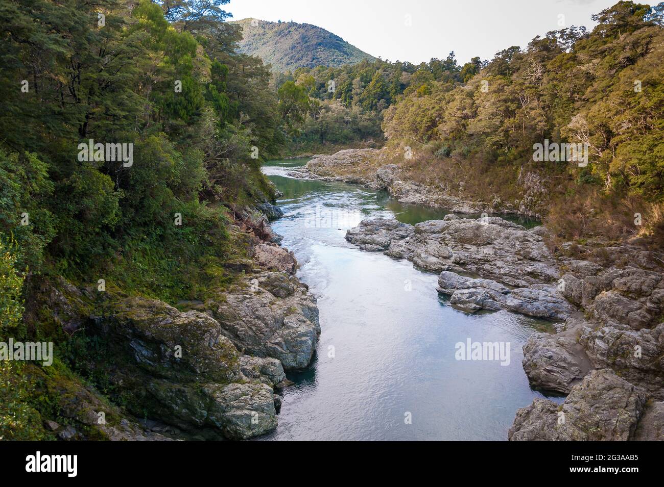 The Pelorus River near Havelock, New Zealand. Tranquil scene, clear water flowing through a rocky valley surrounded by forest and mountains Stock Photo