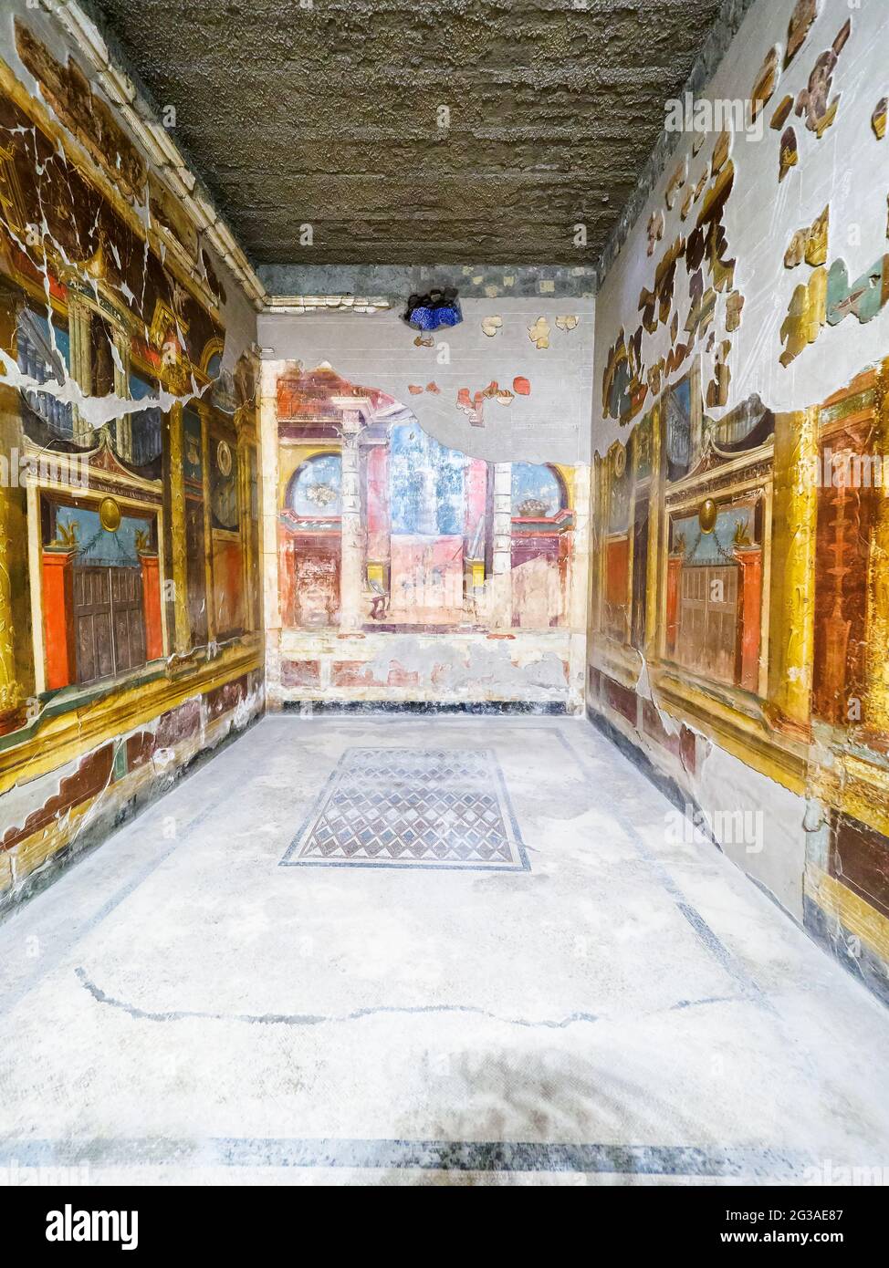 Triclinium (dining room) with vibrant colours of the second style frescoes which decorate the walls - Oplontis known as Villa Poppaea in Torre Annunziata - Naples, Italy Stock Photo