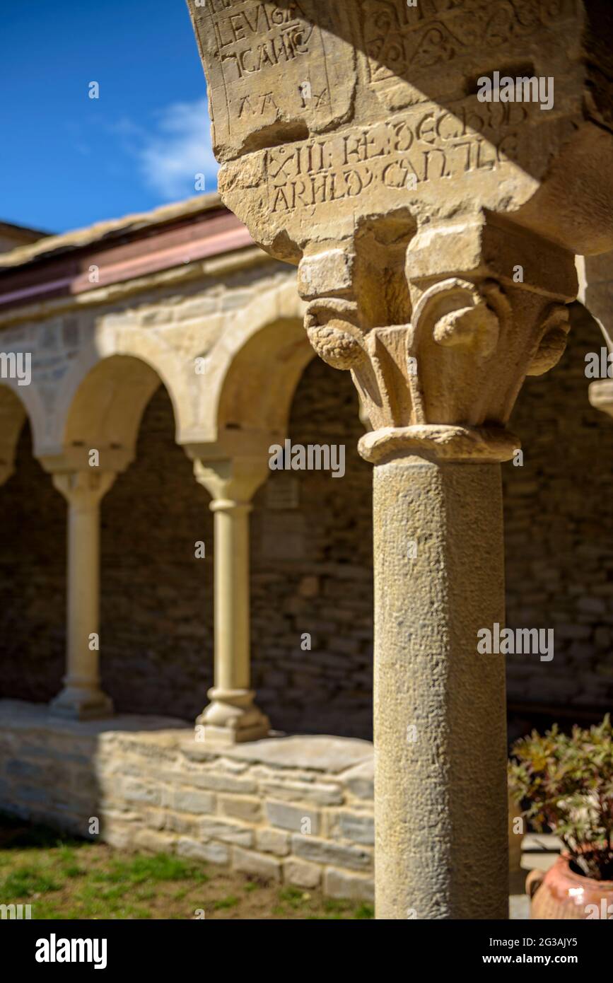 Cloister of the Roda de Isábena Cathedral (Ribagorza, Huesca, Aragon, Spain, Pyrenees) ESP: Claustro exterior de la Catedral de Roda de Isábena Stock Photo