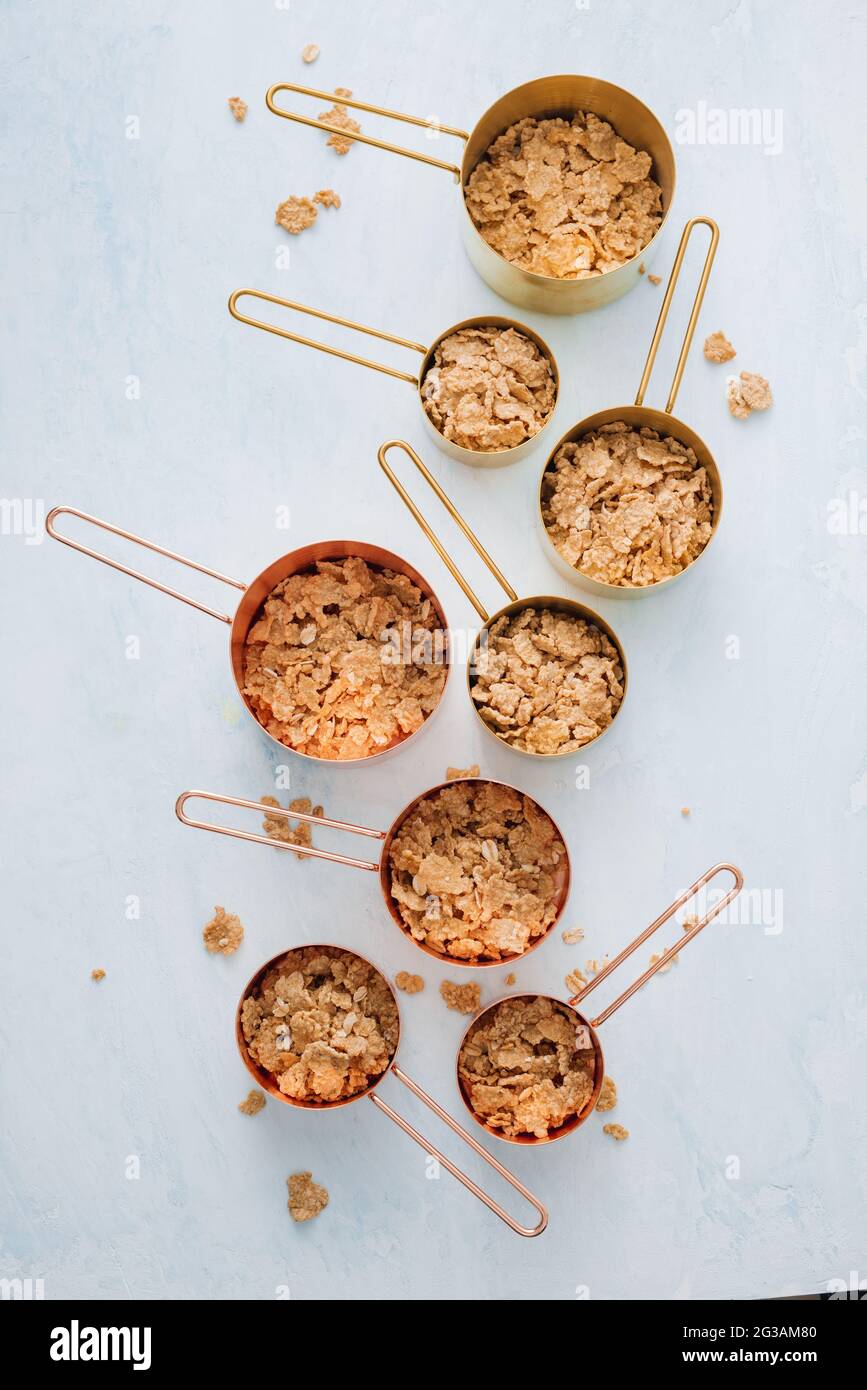 https://c8.alamy.com/comp/2G3AM80/ingredients-in-measuring-cups-and-in-measuring-spoons-with-rolled-oats-2G3AM80.jpg