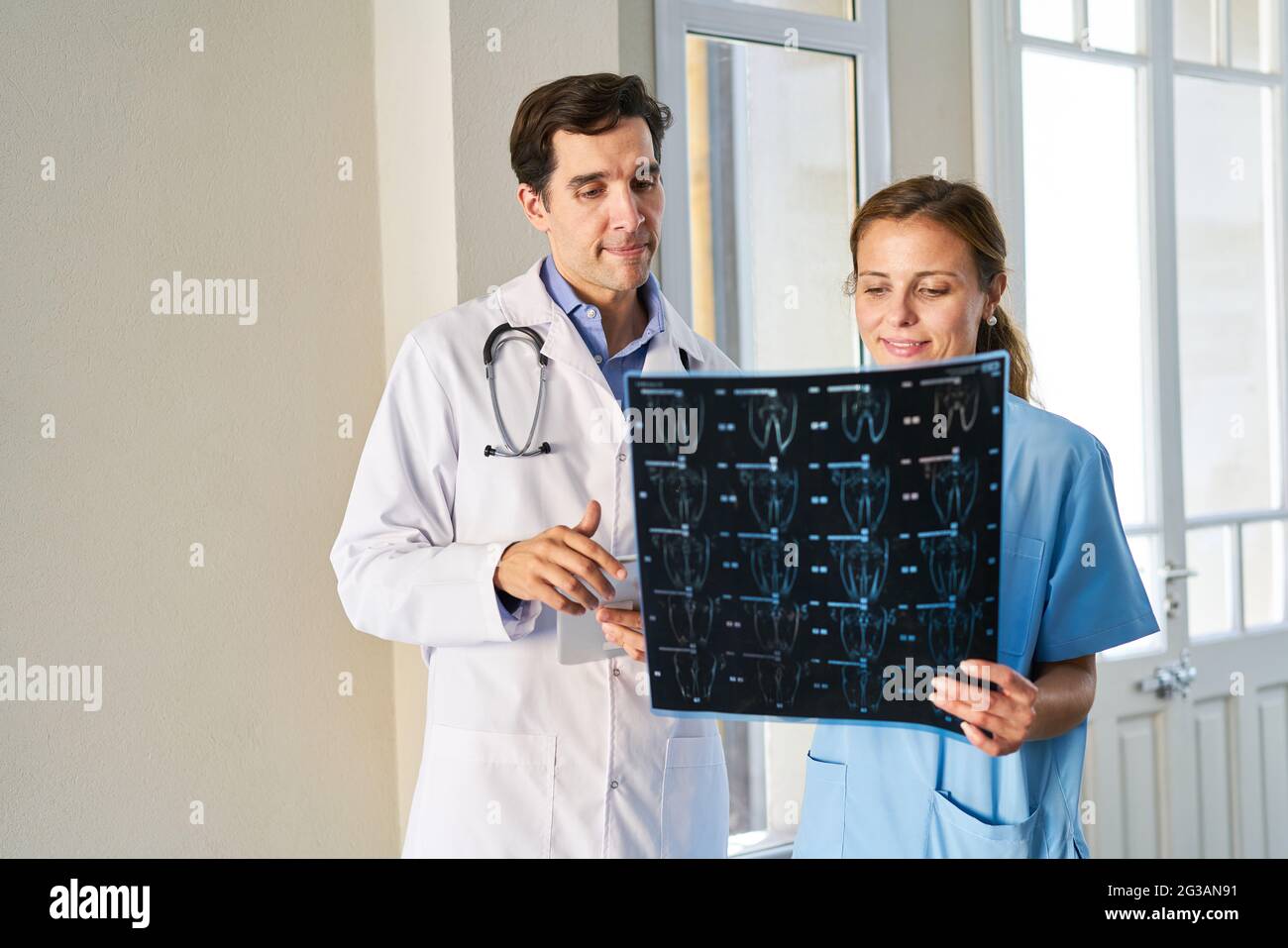 Together with a colleague, the radiologist analyzes the MRI magnetic ...