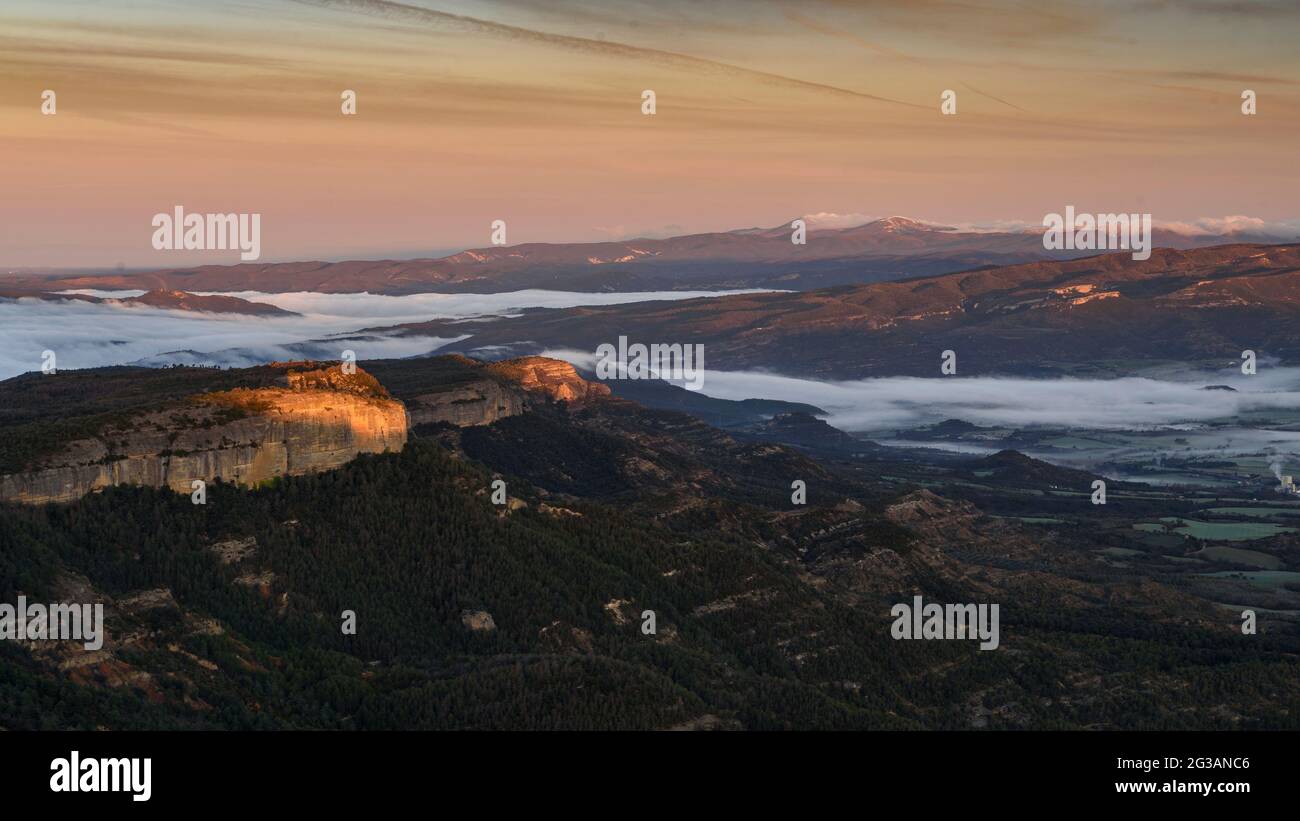 Sunrise in the Tozal de Calvera summit, in the Sierra del Castillo de Laguarres mountain range. (Isábena Valley, Huesca, Aragon, Spain, Pyrenees) Stock Photo