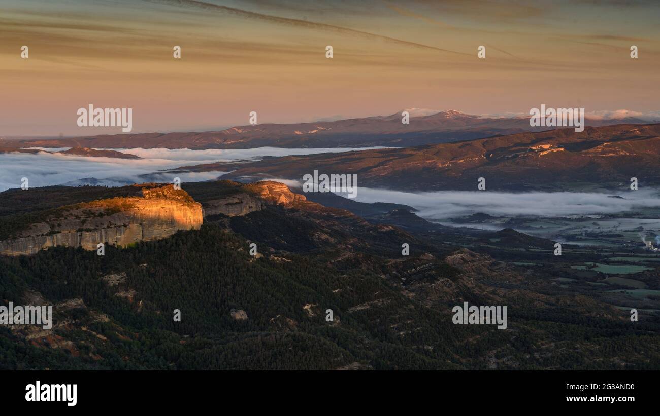 Sunrise in the Tozal de Calvera summit, in the Sierra del Castillo de Laguarres mountain range. (Isábena Valley, Huesca, Aragon, Spain, Pyrenees) Stock Photo
