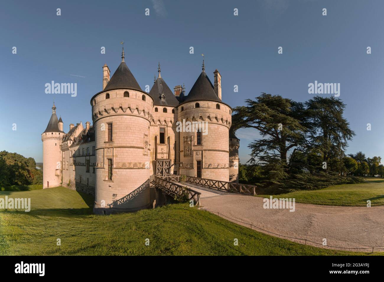 FRANCE - LOIRE VALLEY - LOIR ET CHER (41) - CASTLE OF CHAUMONT SUR LOIRE : MAIN ENTRANCE SEEN FROM THE SOUTH-EAST AND THE PARK, OF A SURFACE OF 32 HEC Stock Photo