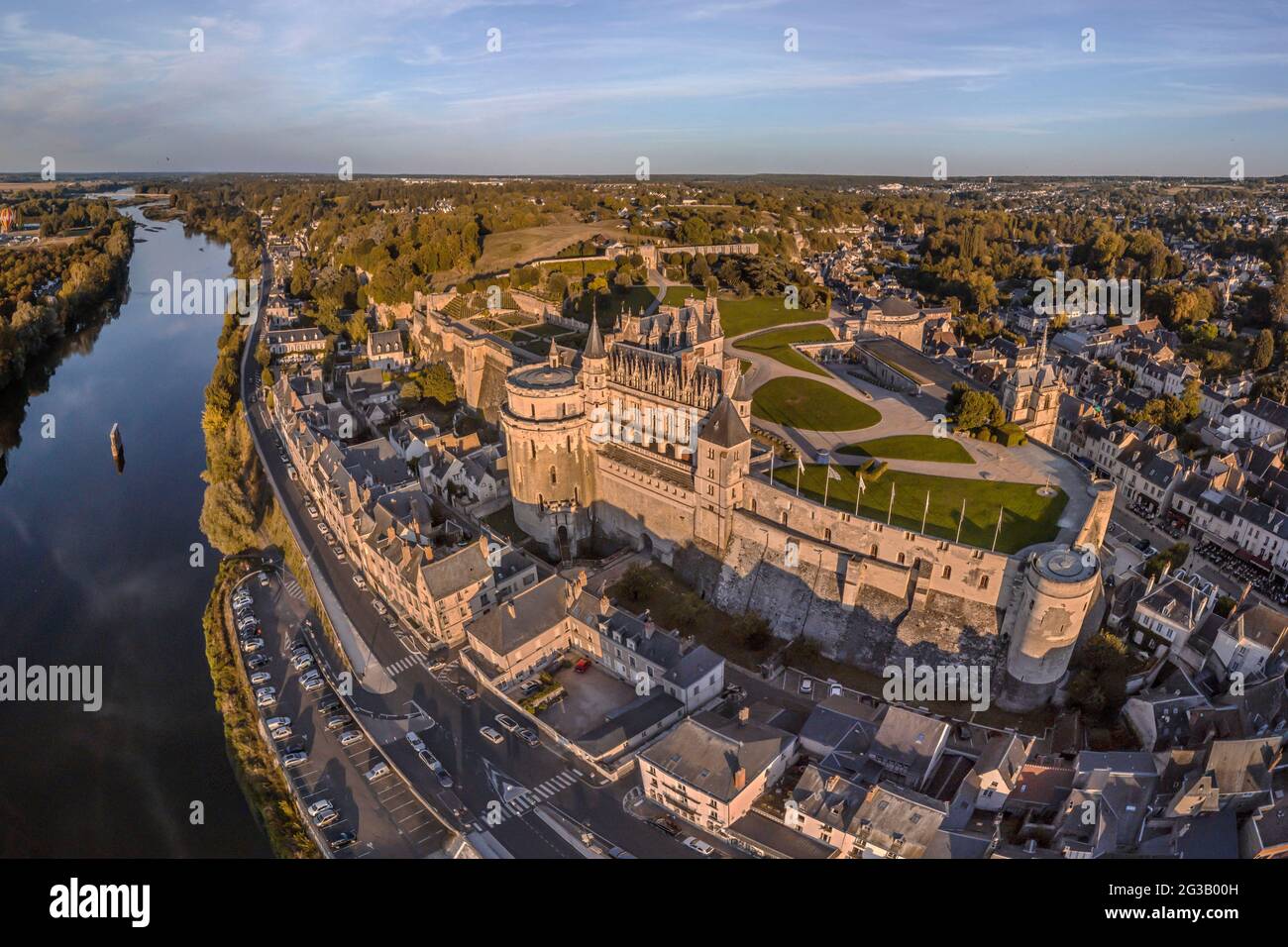 FRANCE - LOIRE VALLEY - INDRE ET LOIRE (37) - CASTLE OF AMBOISE : AERIAL VIEW FROM THE NORTHWEST, AT SUNSET. ON LEFT, THE MINIMES TOWER. ON RIGHT, THE Stock Photo