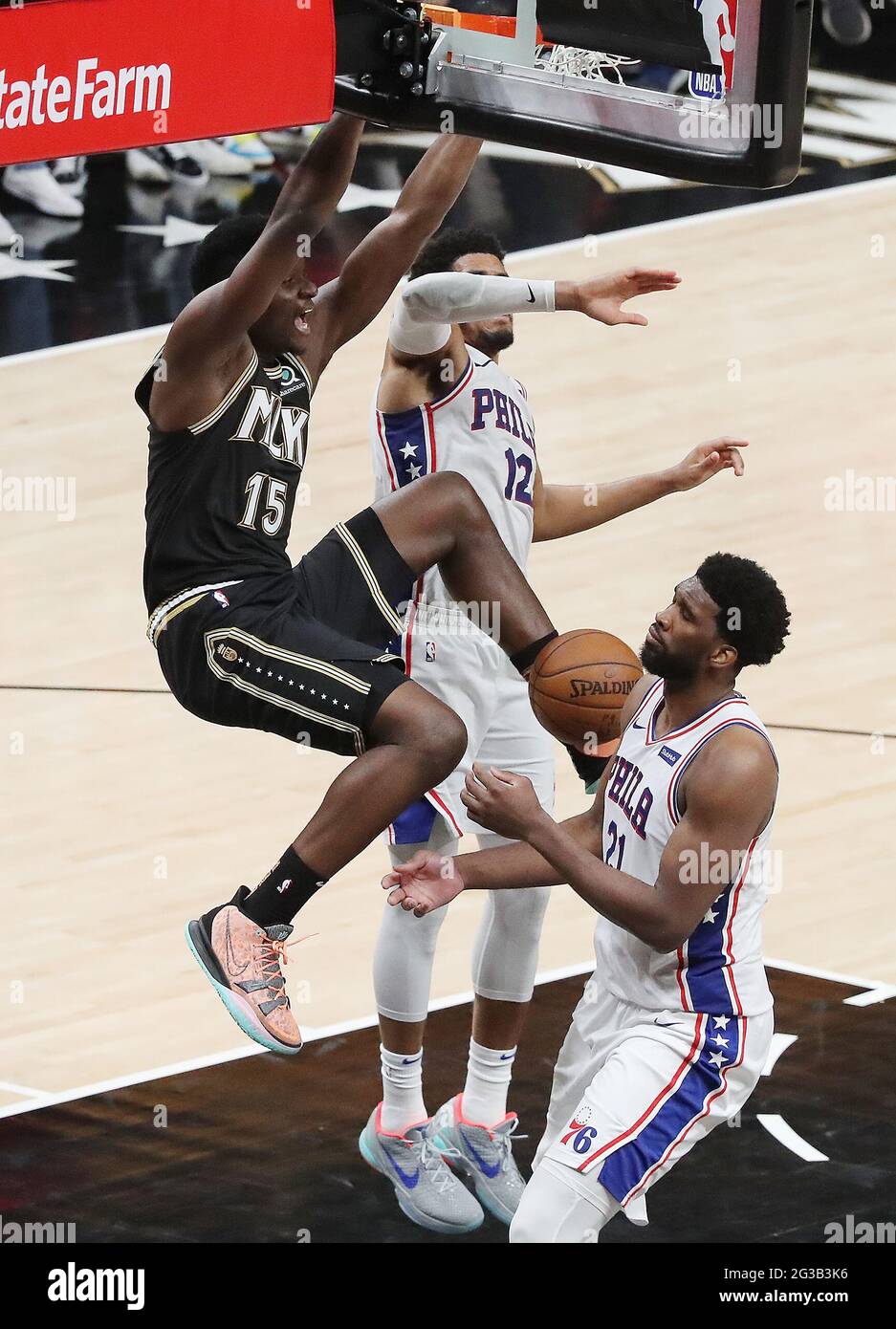 Atlanta, USA. 14th June, 2021. Atlanta Hawks center Clint Capela slams for two over Philadelphia 76ers defenders Joel Embiid (right) and Tobias Harris on a lob pass from Trae Young to take a 94-92 lead during the fourth quarter in game 4 of their NBA Eastern Conference semifinals series on Monday, June 14, 2021, in Atlanta. (Photo by Curtis Compton/Atlanta Journal-Constitution/TNS/Sipa USA) Credit: Sipa USA/Alamy Live News Stock Photo