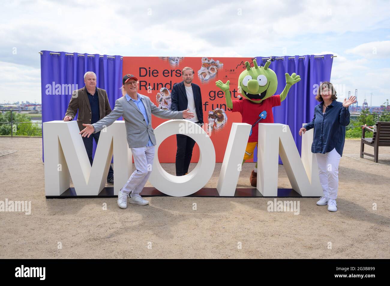 Hamburg, Germany. 15th June, 2021. Christian Springer (l-r), director and film producer, poses at a press event with Otto Waalkes, comedian, actor and director, Helge Albers, film producer and managing director of Moin Filmförderung Hamburg Schleswig-Holstein GmbH, a character from the animated film 'Die Olchis' and Sunna Isenberg, film producer, at the 'Moin' sign. On the occasion of the nationwide cinema release on 01 July 2021, MOIN Filmförderung Hamburg Schleswig-Holstein is luring viewers back into the halls with free cinema tickets. Credit: Jonas Walzberg/dpa/Alamy Live News Stock Photo