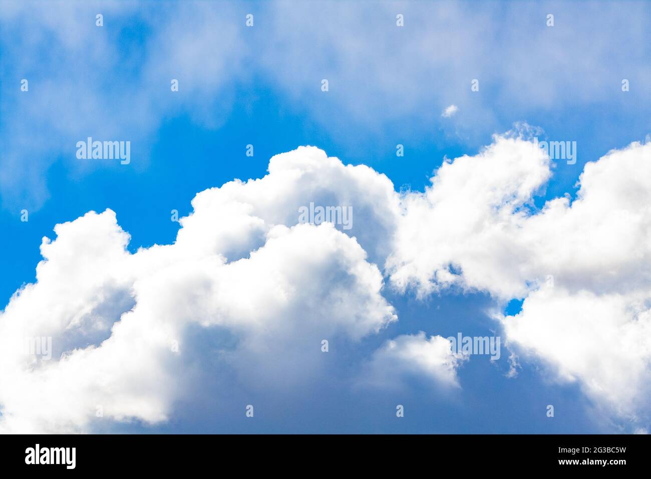 Bright blue sky with fluffy white clouds hi-res stock photography and ...