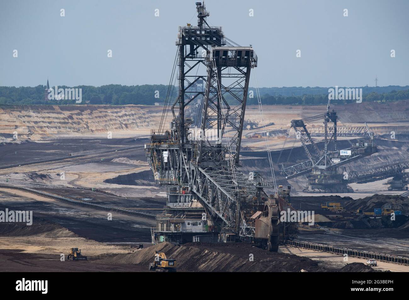 Garzweiler, Deutschland. 11th June, 2021. Overview, in the middle a bucket wheel excavator, large equipment, view of the lignite opencast mine Garzweiler, on June 11th, 2021 Â Credit: dpa/Alamy Live News Stock Photo