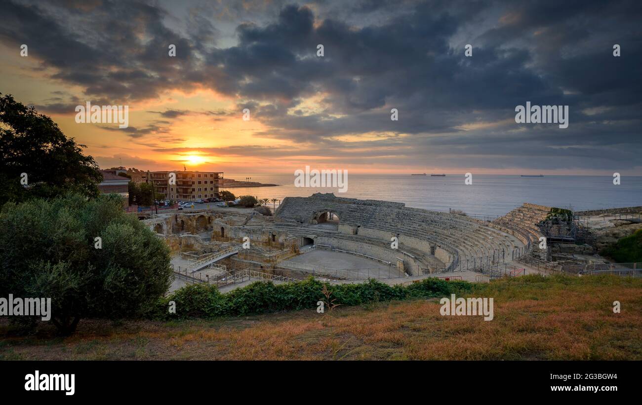 Tarragona city. Roman amphitheater at sunrise. UNESCO heritage (Catalonia, Spain) ESP: Ciudad de Tarragona. Anfiteatro romano al amanecer (España) Stock Photo