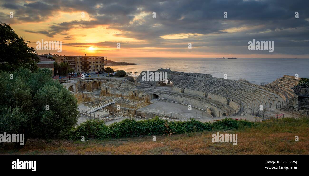 Tarragona city. Roman amphitheater at sunrise. UNESCO heritage (Catalonia, Spain) ESP: Ciudad de Tarragona. Anfiteatro romano al amanecer (España) Stock Photo