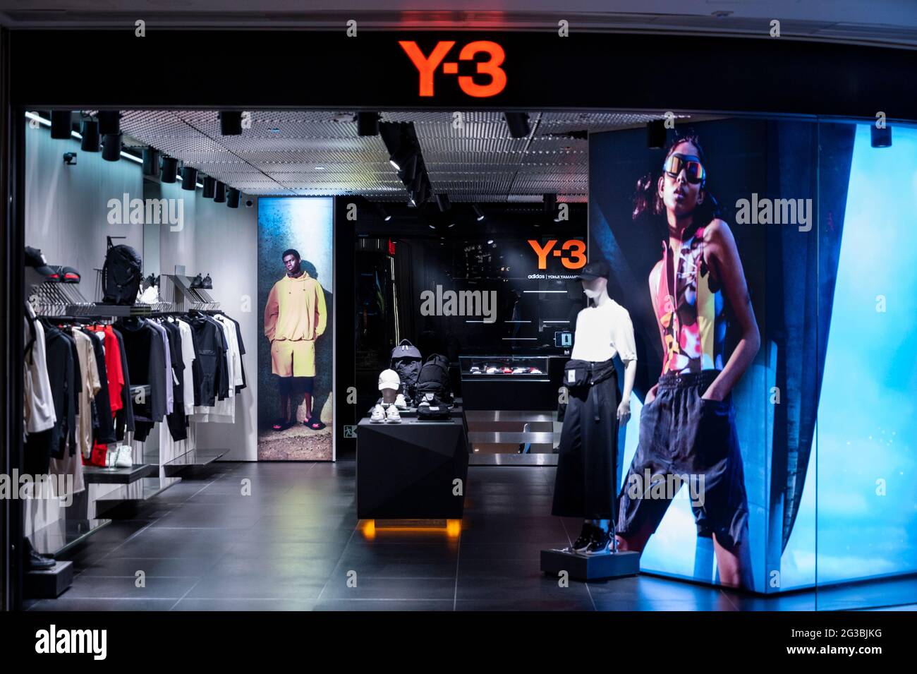 Y 3 store hi-res stock photography and images - Alamy