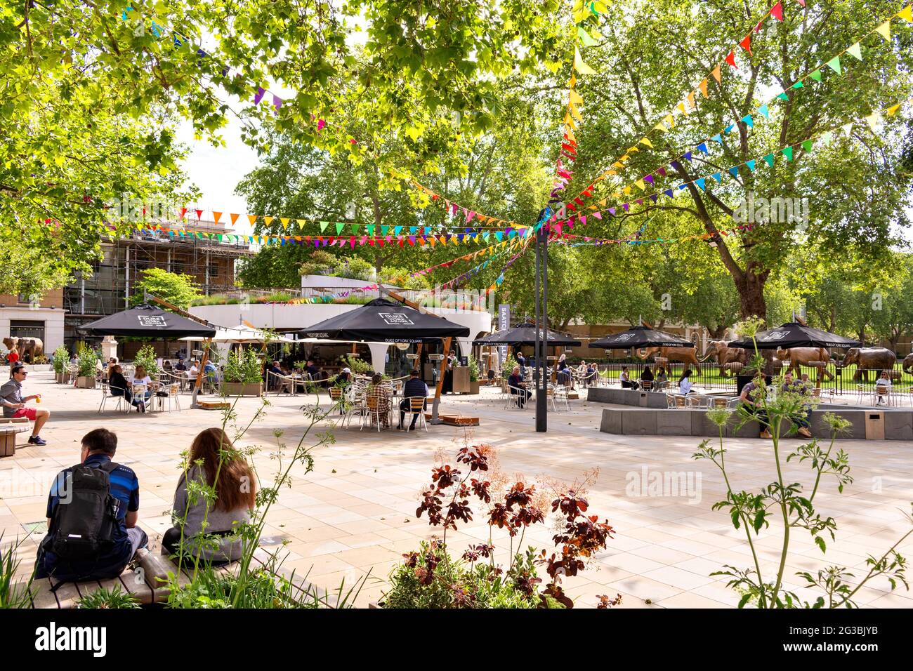 LONDON CHELSEA DUKE OF YORK SQUARE KINGS ROAD EARLY SUMMER RESTAURANTS PEOPLE AND LANTANA ELEPHANTS Stock Photo