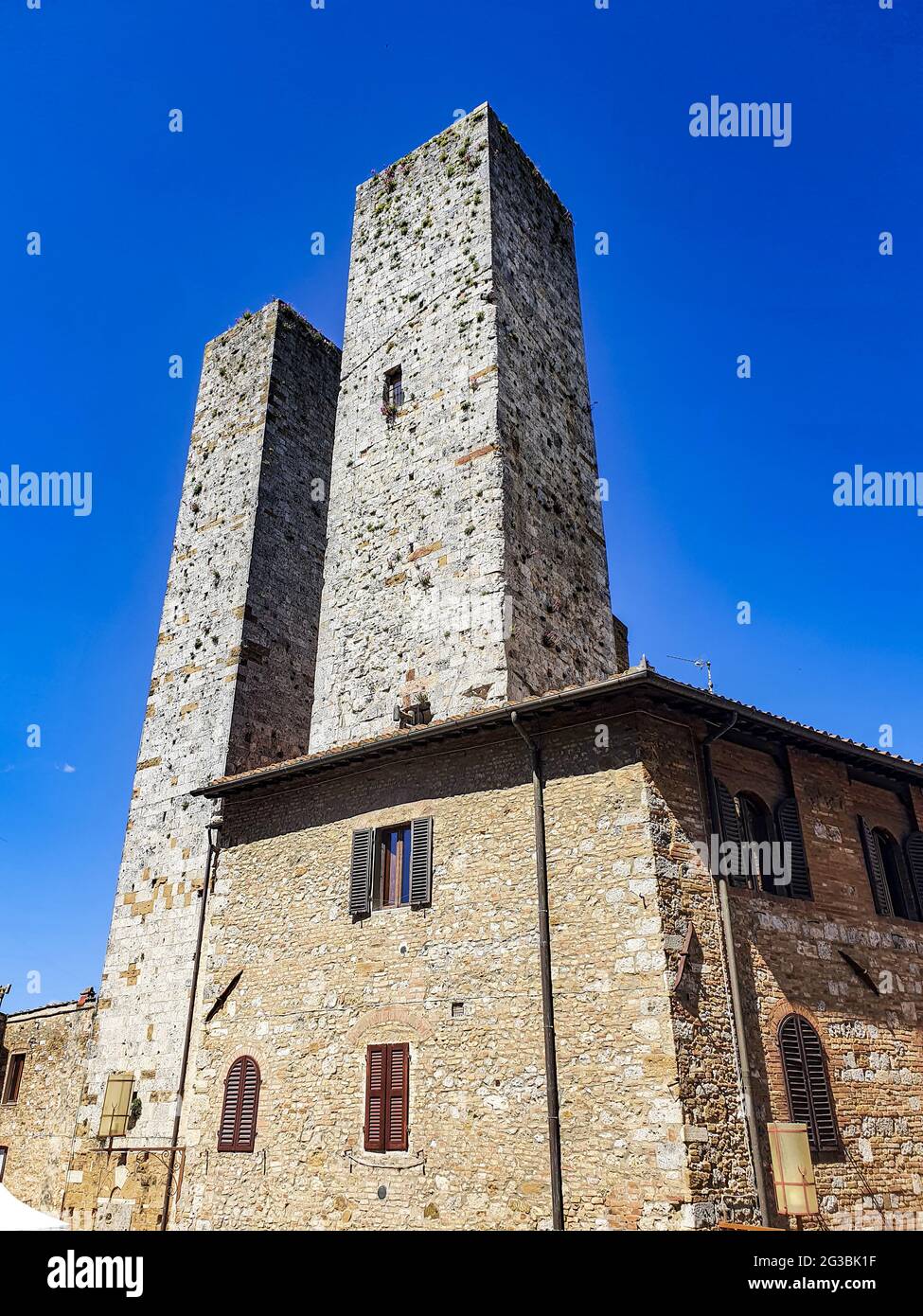 Vertical low angle shot duomo hi-res stock photography and images - Alamy