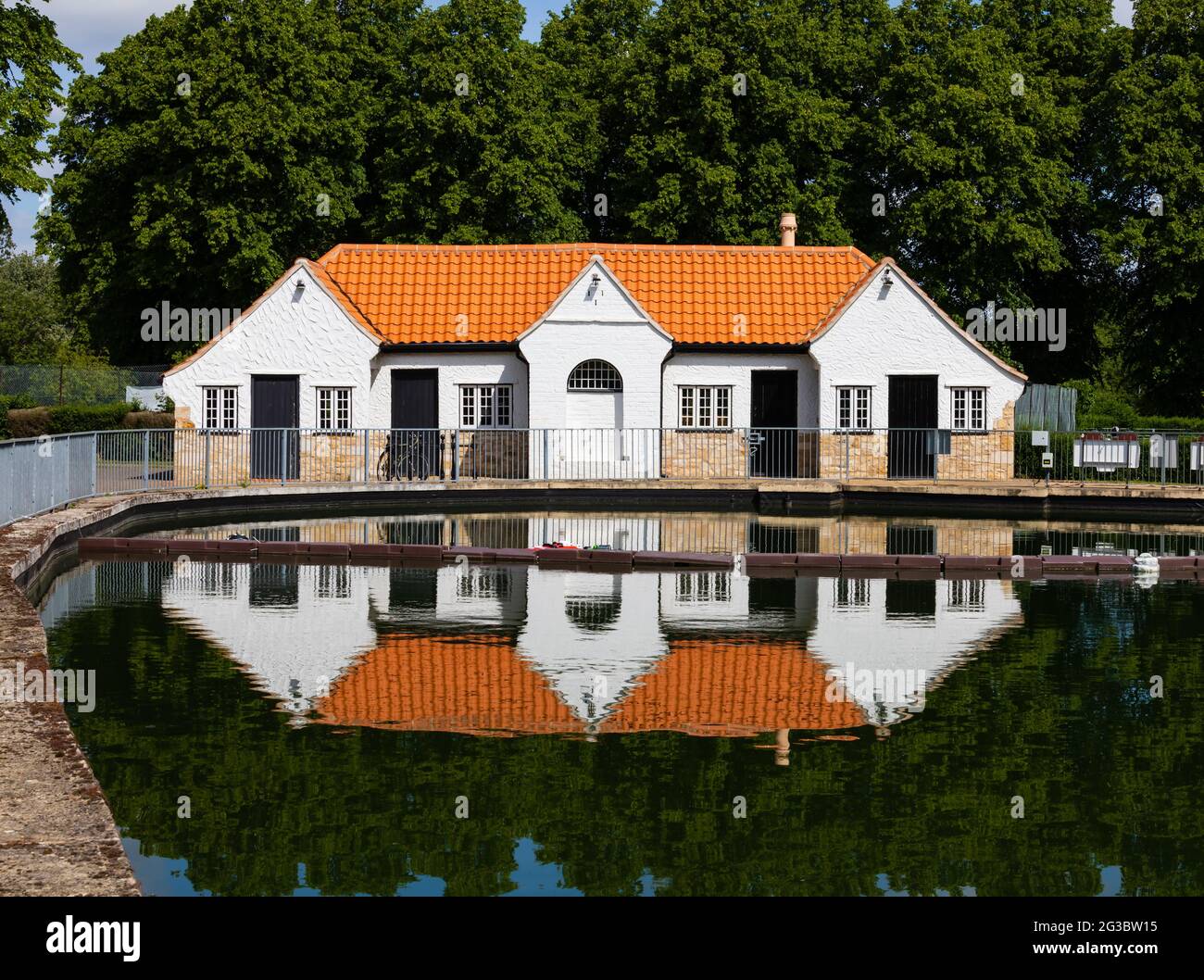 The old swimming pool changing rooms and model boating lake. Wyndham Park, Grantham, Lincolnshire, England Stock Photo