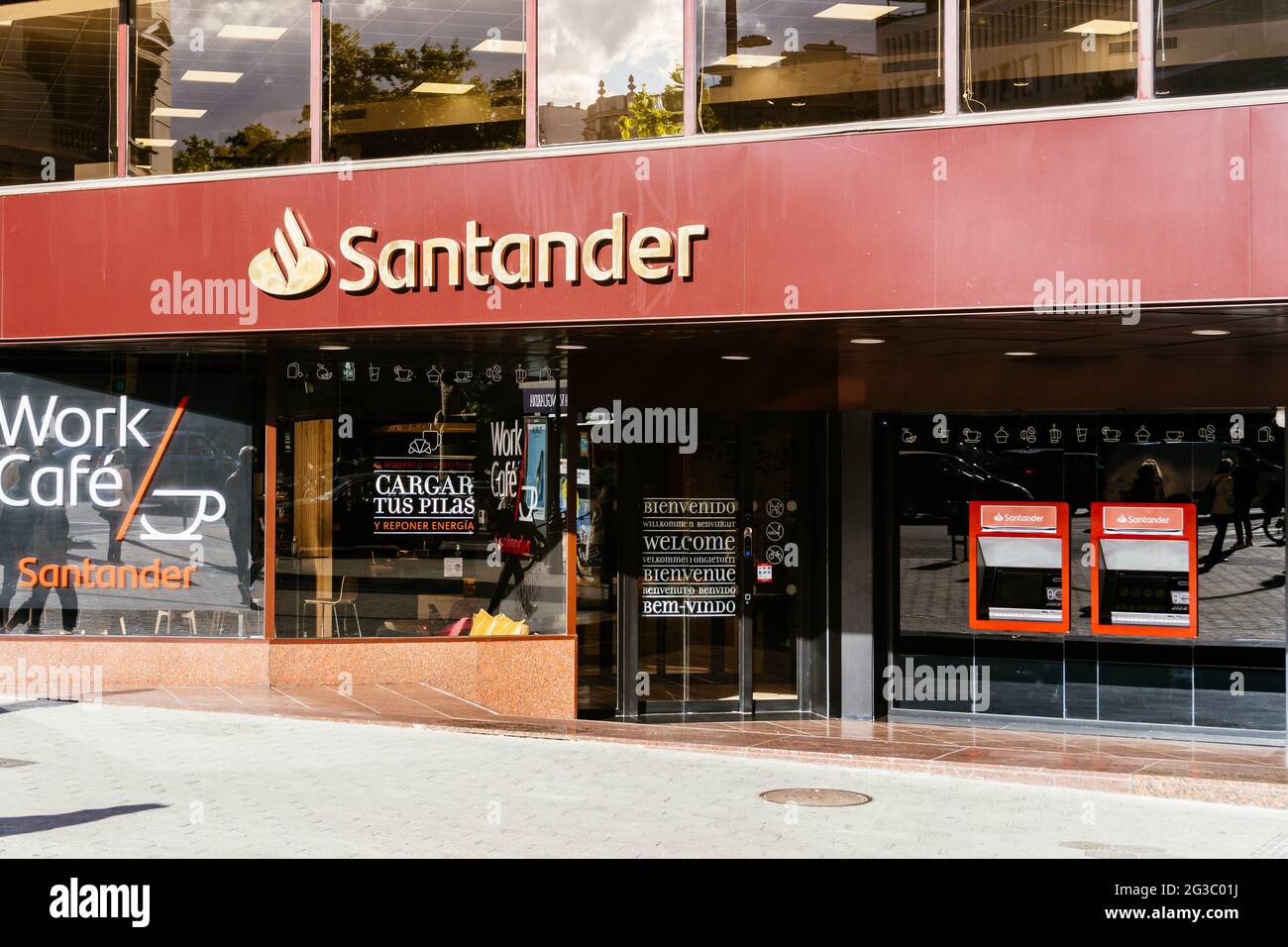 cocodrilo Son Cambio Barcelona, Spain - May 11, 2021. Logo and facade of Geox, Banco Santander,  commercially known as Santander, is a Spanish bank based in Santander Stock  Photo - Alamy