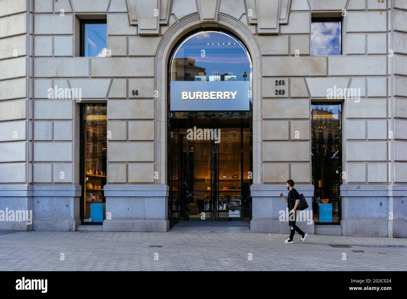 Barcelona, Spain - May 11, 2021. Logo and facade of Burberry, a British  luxury fashion brand, manufactures clothing and other accessories Stock  Photo - Alamy