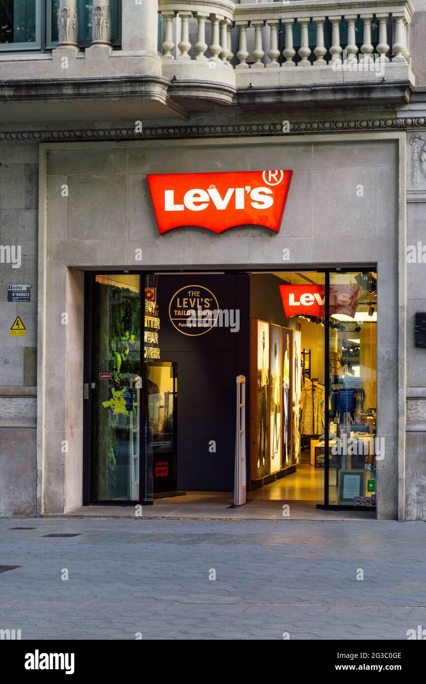 Barcelona, Spain - May 11, 2021. Logo and facade of Levi's, an American  capital company that produces clothing, known worldwide for the Levi's  brand o Stock Photo - Alamy