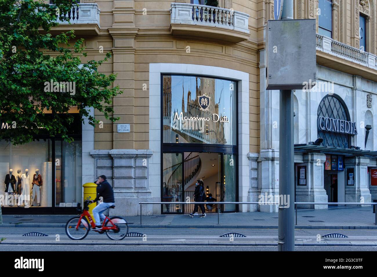 Barcelona, Spain - May 11, 2021. Logo and facade of Massimo Dutti, a  fashion company belonging to the Inditex group Stock Photo - Alamy