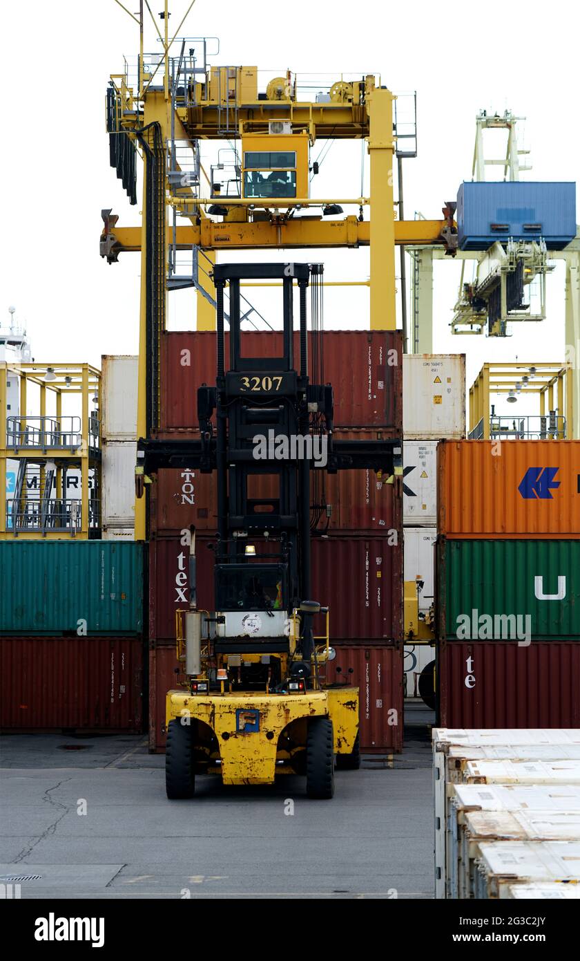 Gantry loading crane hires stock photography and images Alamy