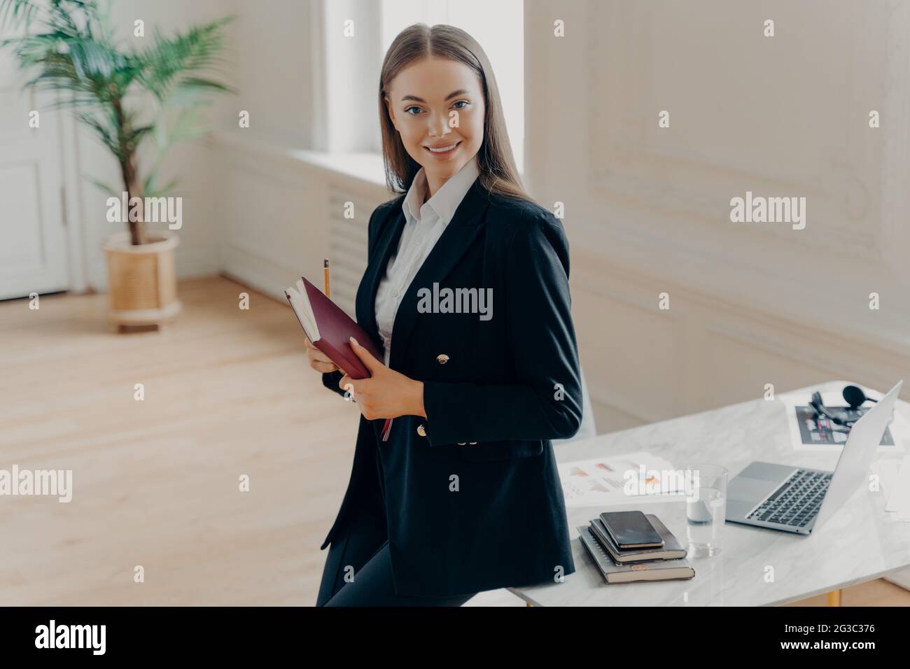 Professional woman in formal hi-res stock photography and images - Alamy