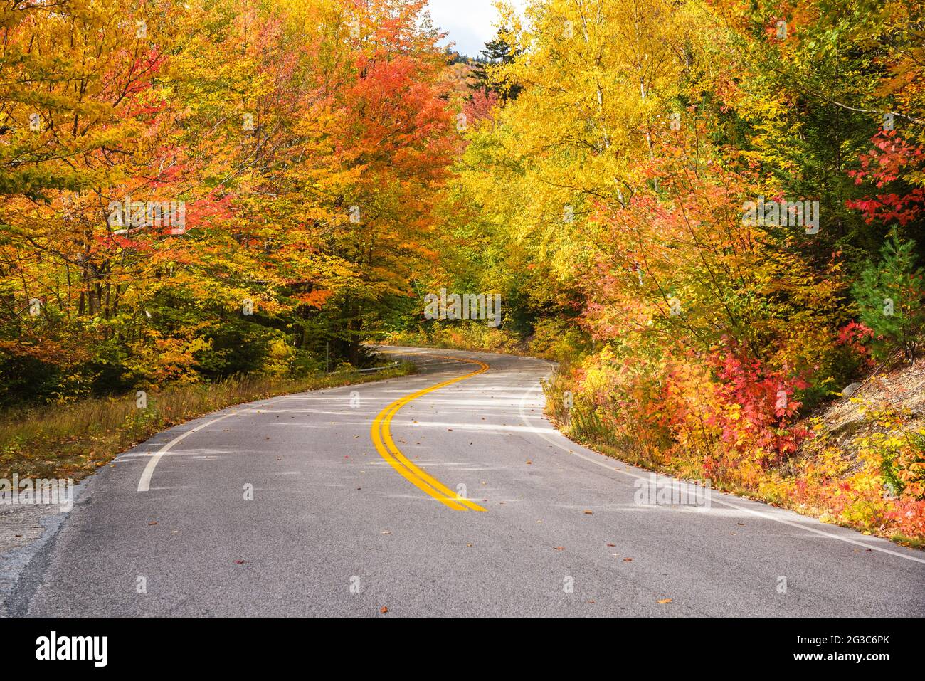 New england fall colours road trip hi-res stock photography and images ...