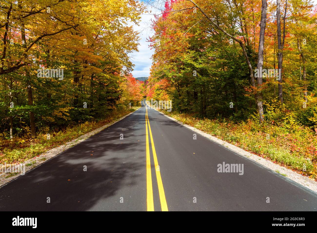 New england fall colours road trip hi-res stock photography and images ...