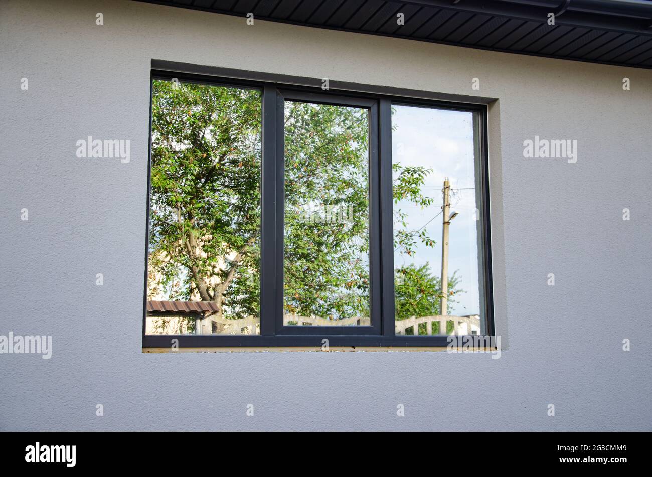 Commercial Building With Glass Mirror Facade. Curtains Wall Of Apartments  House With Glazing Facade. Background With Park Reflection And Town In  Windo Stock Photo - Alamy