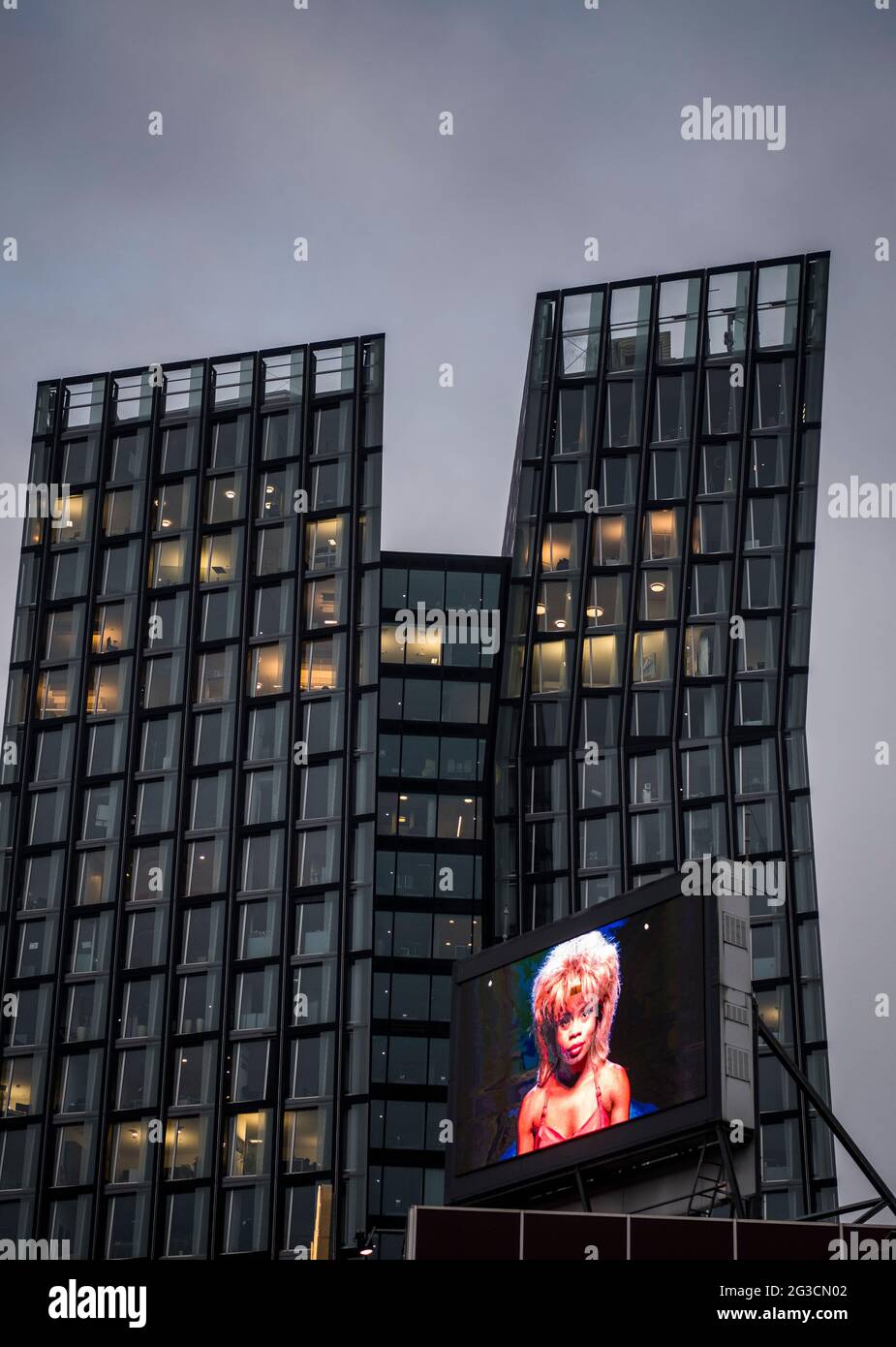 Leuchtwand mit Werbung für das Tina Turner Musical, Reeperbahn, Hamburg St. Pauli. Stock Photo