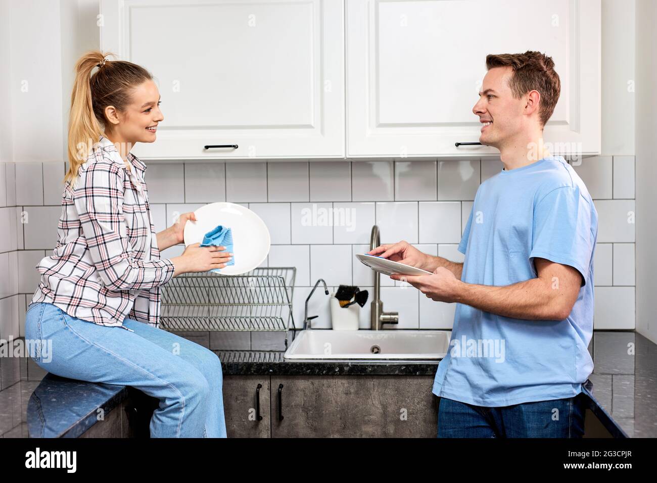  man doing dishes woman hires stock photography and images Alamy