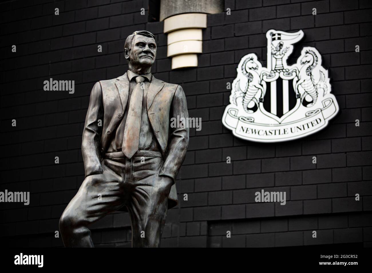 Sir bobby robson statue outside st james park hires stock photography