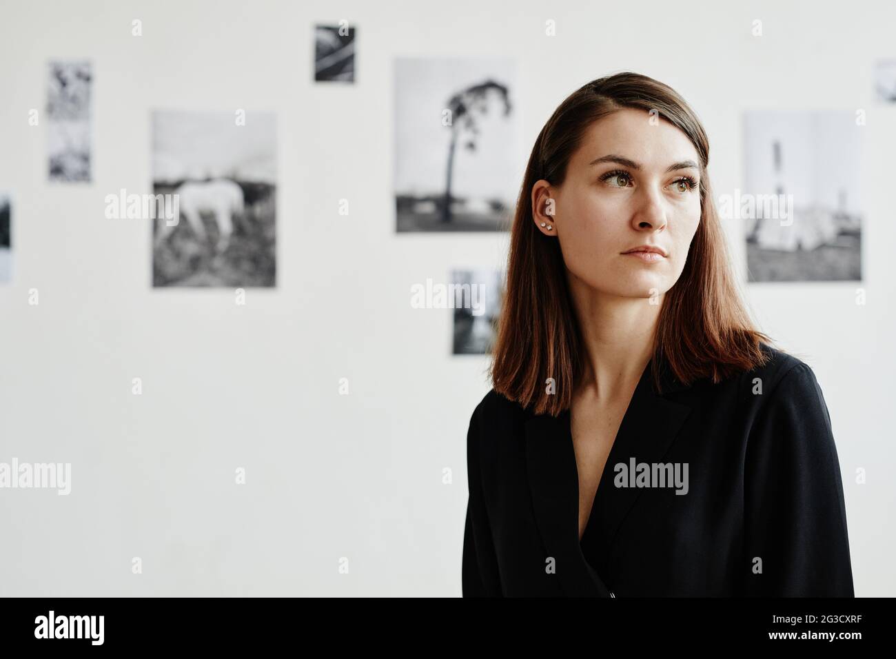 Young women in art gallery hi-res stock photography and images - Alamy