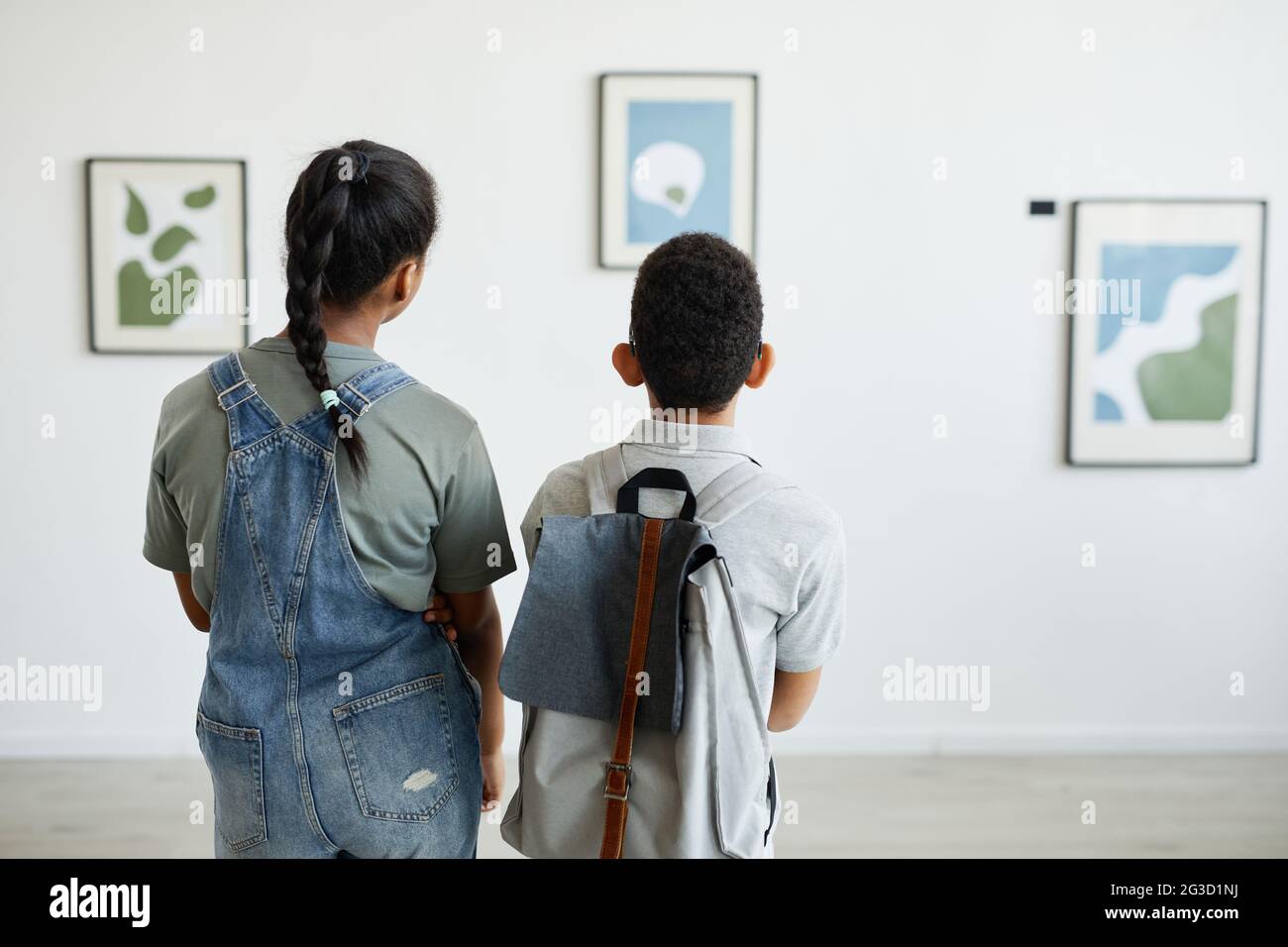 Children group visiting art gallery hi-res stock photography and images ...