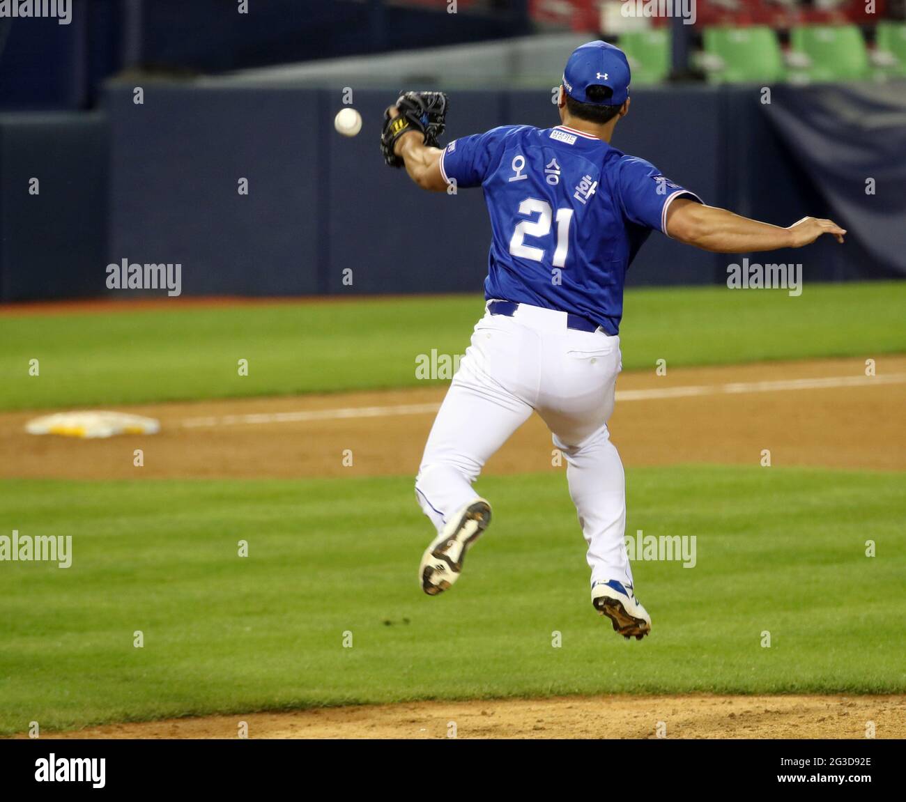 16th June 21 Samsung Lions Oh Seung Hwan Oh Seung Hwan Of The Samsung Lions Catches A Ball Against The Doosan Bears During A Korea Baseball Organization Match Held At Jamsil Baseball Stadium In 16th June 21 Samsung Lions Oh Seung Hwan Oh Seung Hwan Of The Samsung Lions Catches A Ball Against The Doosan Bears During A Korea Baseball Organization Match Held At Jamsil Baseball Stadium In
