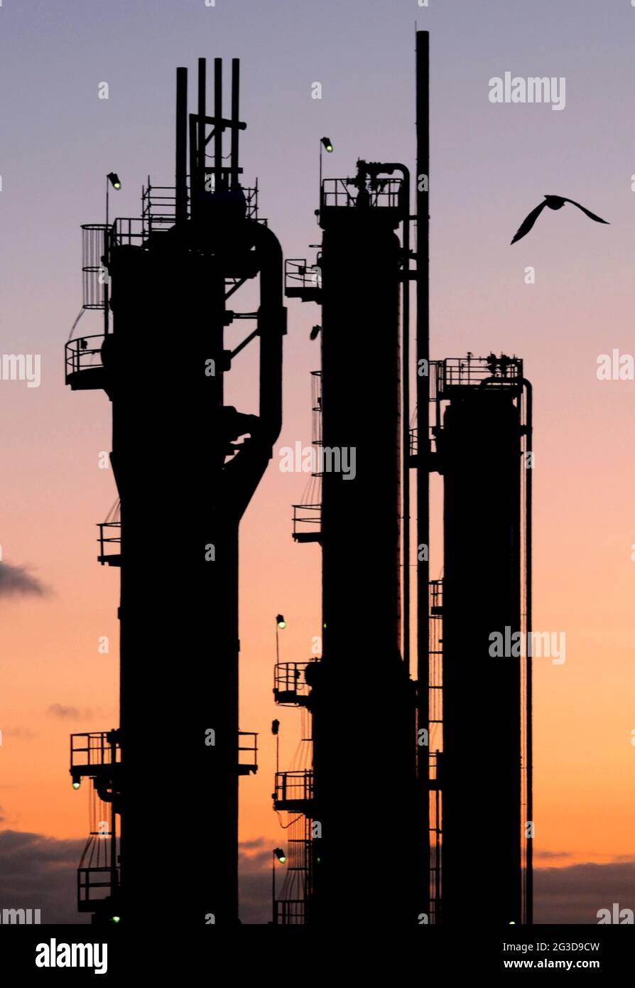 Oil refinery sunset hi-res stock photography and images - Alamy