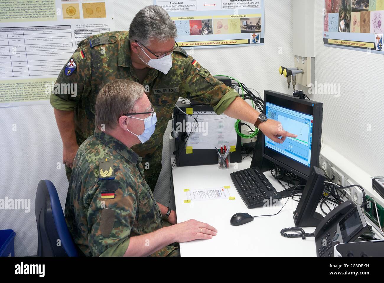 Koblenz, Germany. 09th June, 2021. Lieutenant Colonel Patrick Leander Scheid (r) and Surgeon General Dr. Stefan Kowitz conduct research at the Multinational Medical Coordination Centre/European Medical Command (MMCC/EMC) on biosensors for use in the Bundeswehr. (to dpa: 'Bundeswehr relies on biosensors - more health data and performance') Credit: Thomas Frey/Thomas Frey/dpa/Alamy Live News Stock Photo