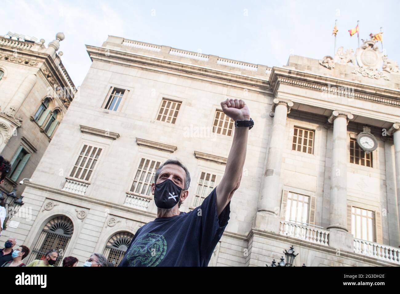Barcelona, Spain, 15/06/2021, A protester wearing a face mask with a Catalan independence flag gesturing during the demonstration.The Catalan association that aims at achieving the political independence of Catalonia, the Catalan National Assembly (ANC), has called a demonstration against the visit to Catalonia of the Spanish King, Felipe VI, to attend the inaugural dinner of the XXXVI Meeting of the Barcelona business organization, Circulo de Economia (Economy Circle). The demonstration was attended by the president of the ANC, Elisenda Paluzie, who participated in the burning of photos of th Stock Photo