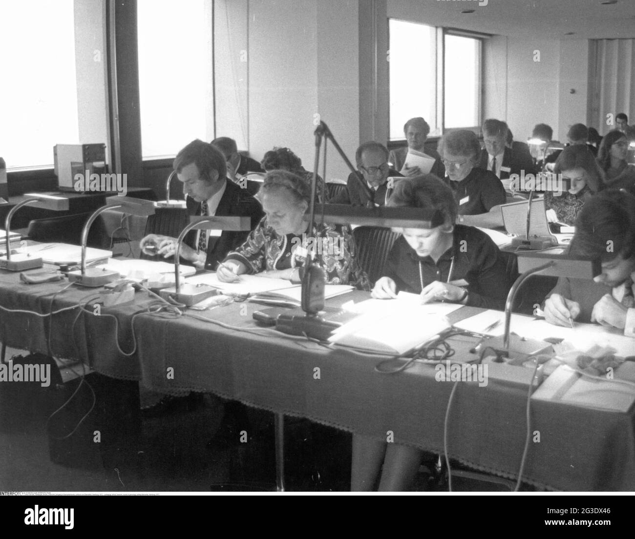 pedagogy, school, lessons, course in gemology, sorting diamonds, Hamburg, 1972, ADDITIONAL-RIGHTS-CLEARANCE-INFO-NOT-AVAILABLE Stock Photo