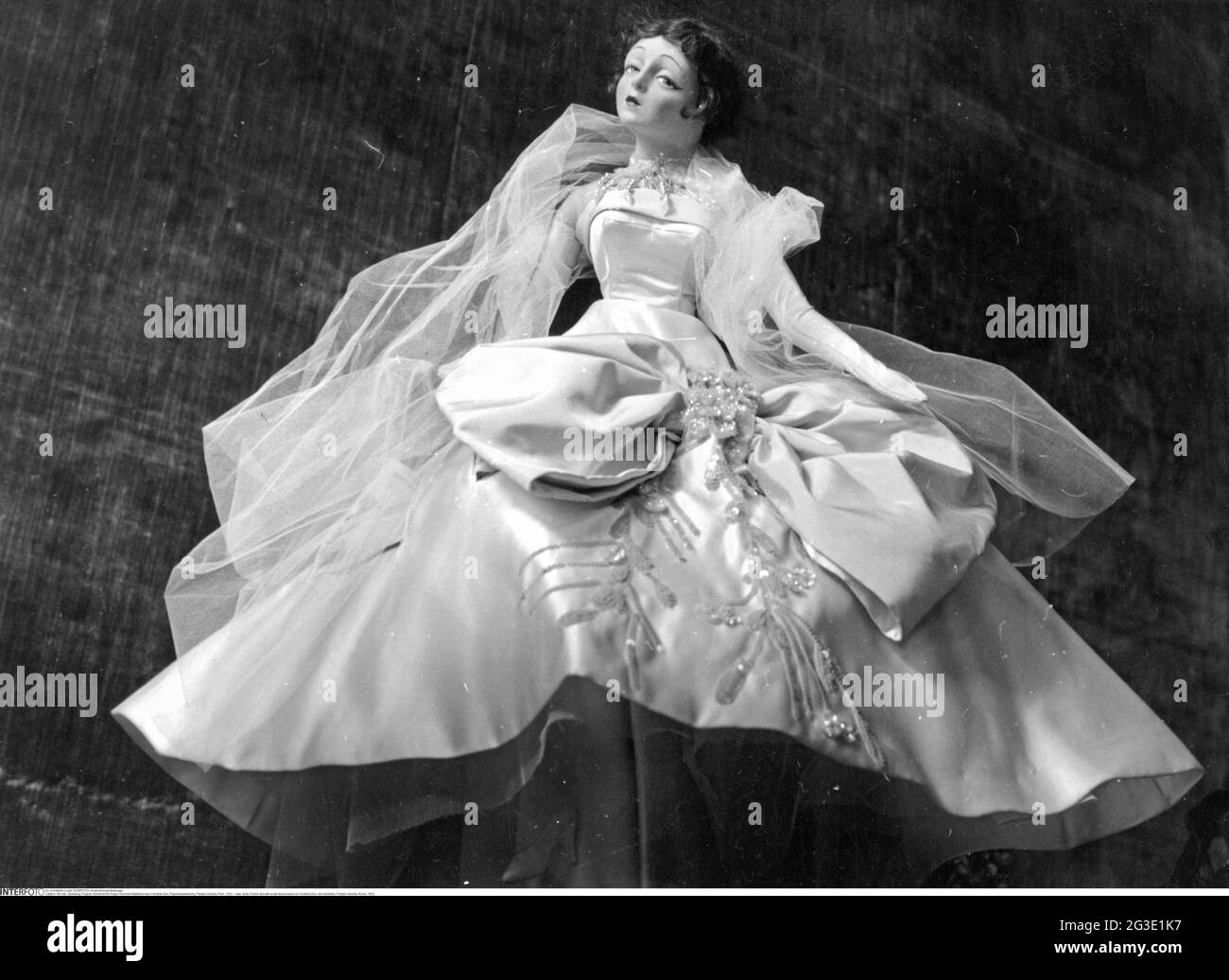 Christian dior dress 1950s hi-res stock photography and images - Alamy