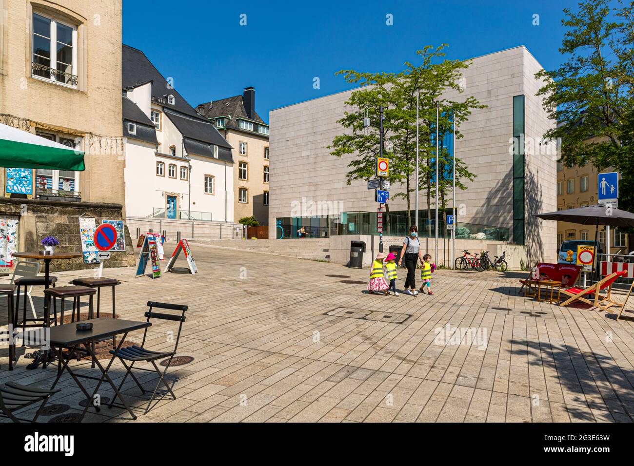 Children walk in protective clothing and their care in front of the Musée national d'histoire et d'art Luxembourg Stock Photo